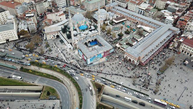 (Havadan fotoğraflarla) Eminönü'nde umut kuyruğu