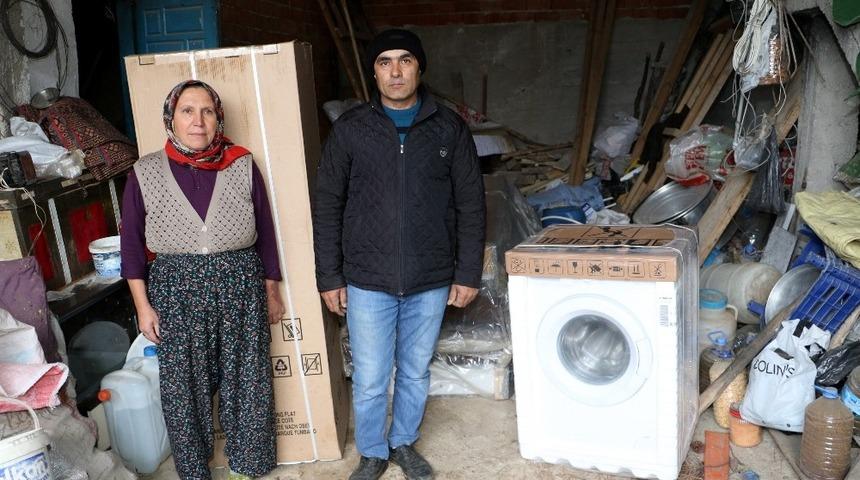 Evleri yanan aileye eşya desteği