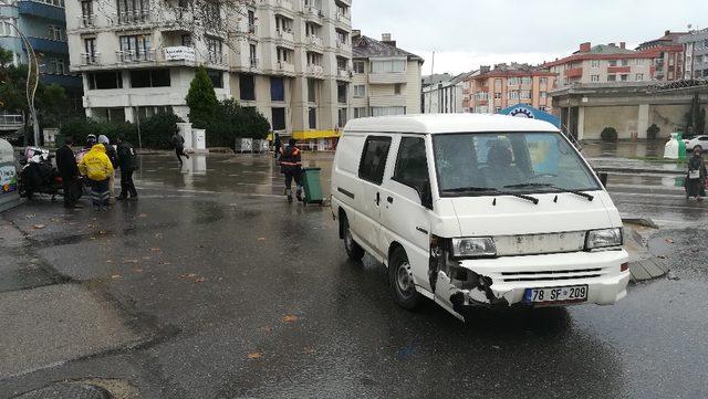 Panelvan minibüs ile motosiklet çarpıştı: 1 yaralı