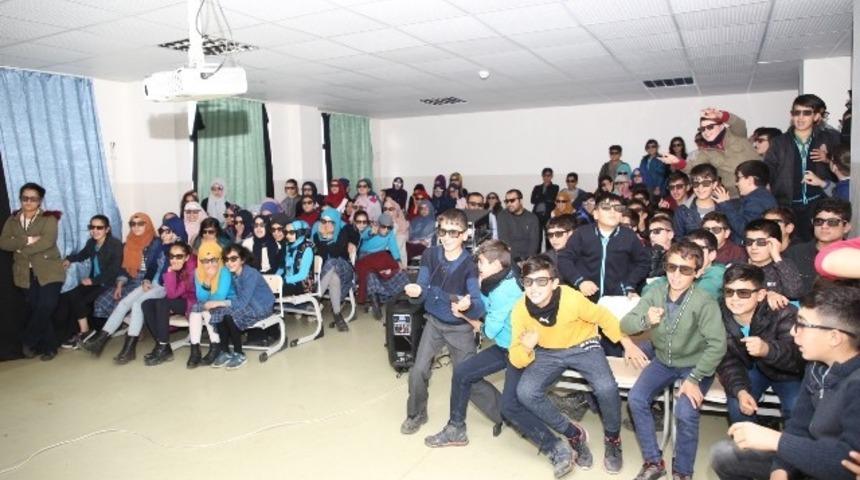 Şırnaklı binlerce &ouml;ğrenci 3D sinema g&ouml;steriminde buluştu