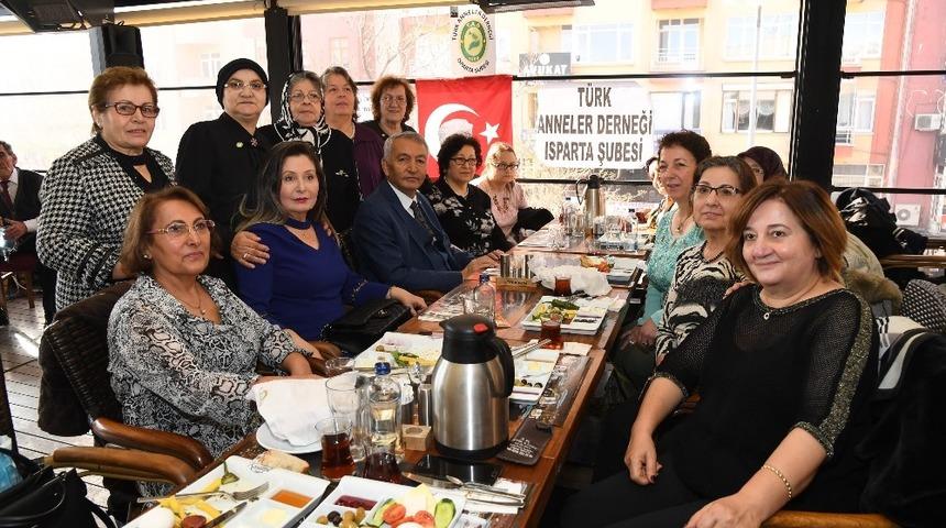 T&uuml;rk Anneler Derneği Isparta Şubesi ihtiya&ccedil; sahipleri i&ccedil;in bir arada