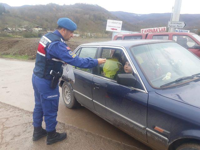 Jandarma ekiplerinden Gölcük’te trafik uygulaması