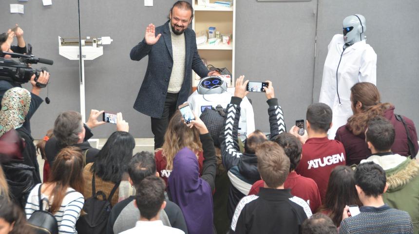 İnsansı robot Mini Ada’ya binlerce kişiden 'geçmiş olsun' ziyareti