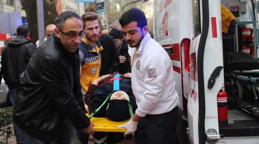 Otomobilin &ccedil;arptığı yaşlı kadın yaralandı