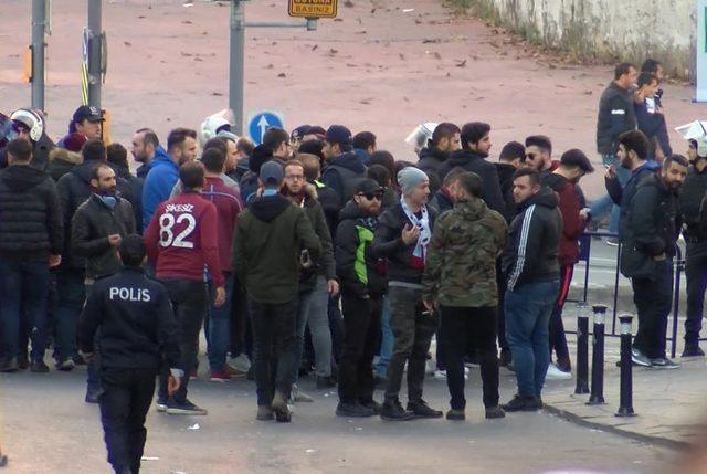 Trabzonspor taraftarı arasındaki arbedede 2 polis yaralandı