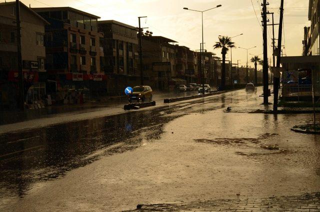 Didim’de şiddetli yağış yaşamı felç etti