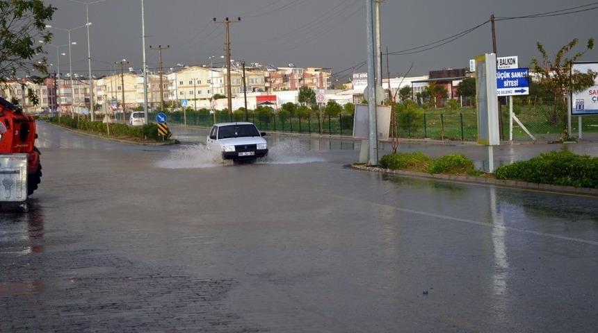Didim’de şiddetli yağış yaşamı felç etti