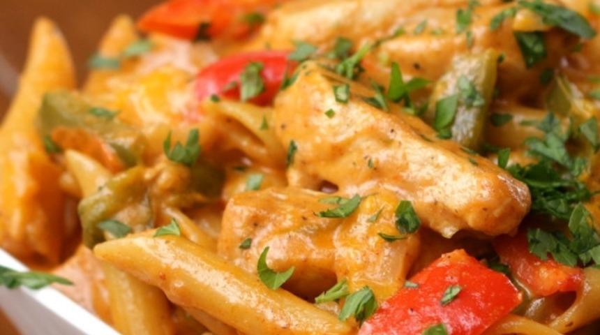 Tavuklu Biberli Makarna