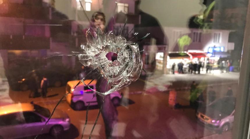 Gece yarısı korkun&ccedil; olay! Hi&ccedil;bir şeyden habersiz baba-oğul kurşunların hedefi oldu