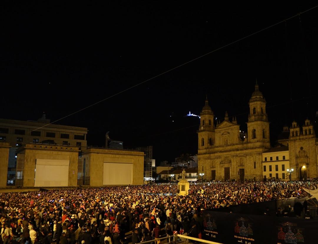 30 bin kişi tarihi meydana akın etti