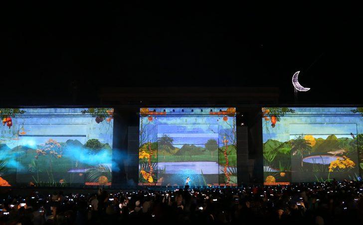 30 bin kişi tarihi meydana akın etti G4