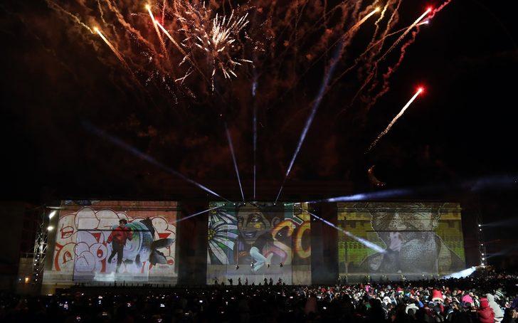 30 bin kişi tarihi meydana akın etti G1