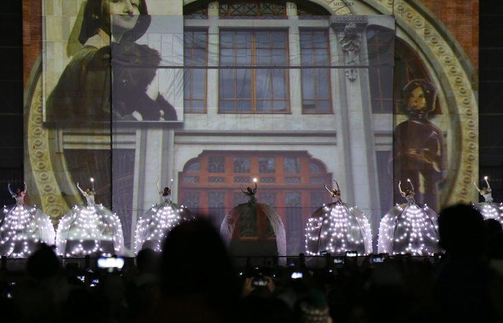 30 bin kişi tarihi meydana akın etti G3