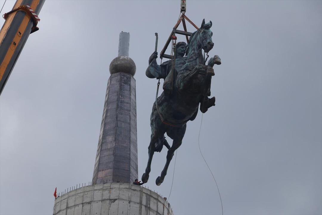 Dev K&ouml;roğlu heykeli kaidesine yerleştirildi 