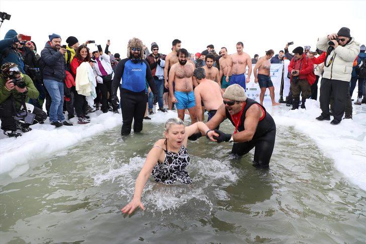 Buzul Gölü'nde sıra dışı 'yüzme şenliği' G1