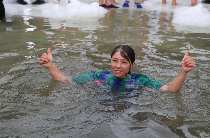 Buzul Gölü'nde sıra dışı 'yüzme şenliği' G2