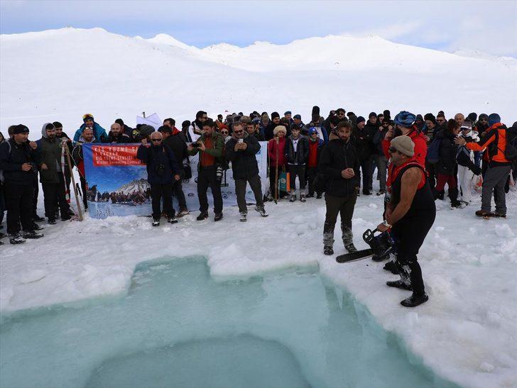 Buzul Gölü'nde sıra dışı 'yüzme şenliği' G5