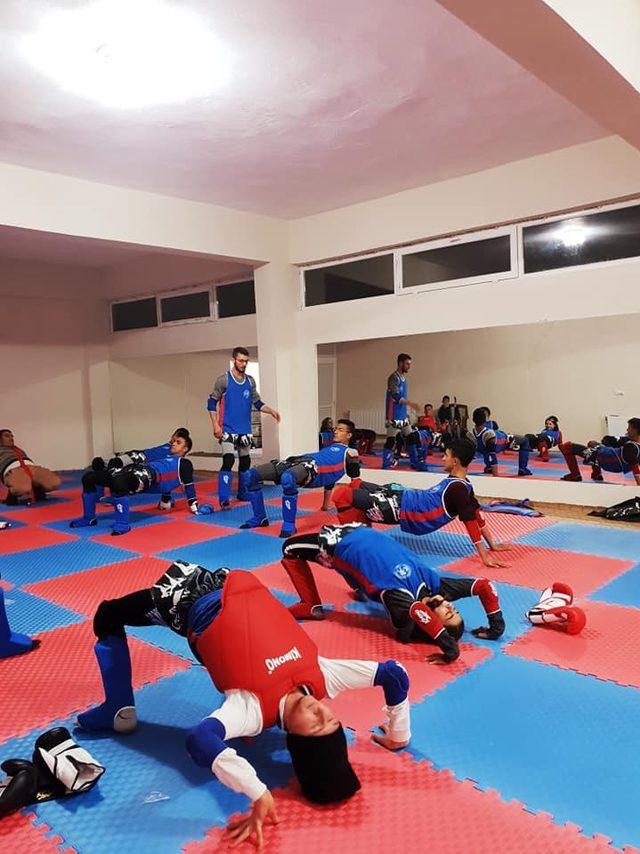 Tufanbeylili gençler muay thai öğreniyor