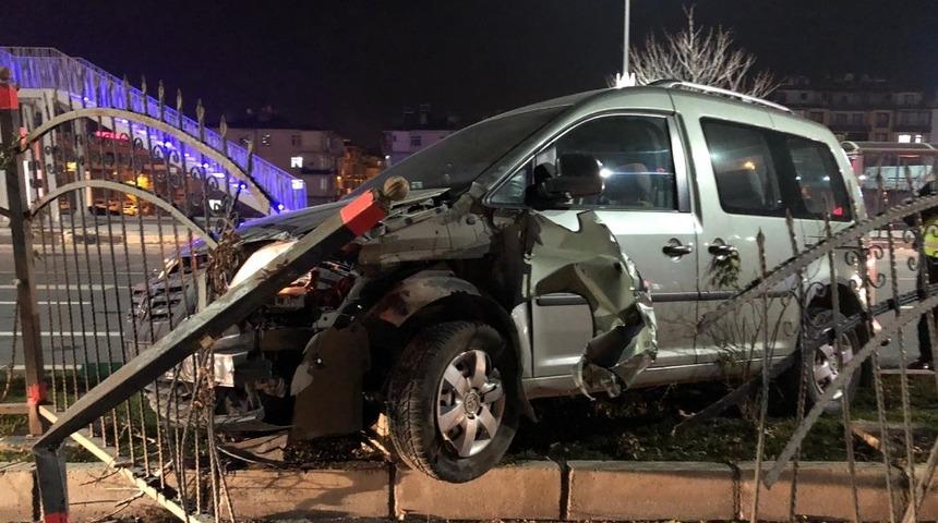 Hafif ticari ara&ccedil;, demir korkuluklara &ccedil;arptı