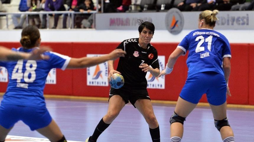 Muratpaşa zirveyi zorluyor