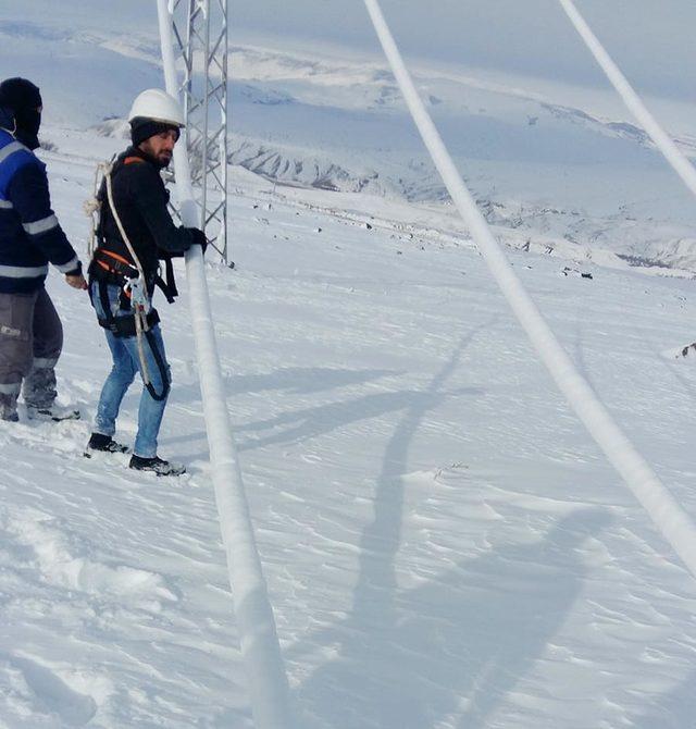 Buz tutan enerji nakil hatları temizlendi