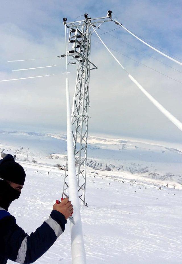 Buz tutan enerji nakil hatları temizlendi