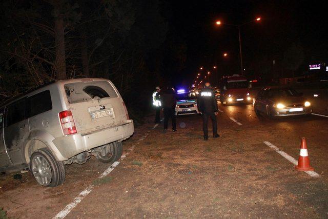 Kontrolden çıkan cip ağaçlara çarparak durabildi