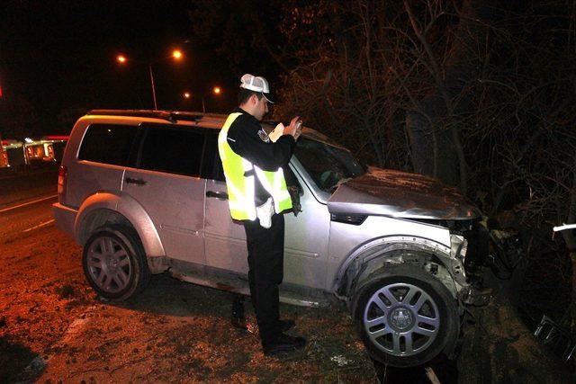 Kontrolden çıkan cip ağaçlara çarparak durabildi