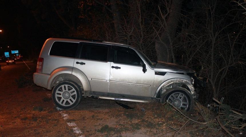 Kontrolden &ccedil;ıkan cip ağa&ccedil;lara &ccedil;arparak durabildi