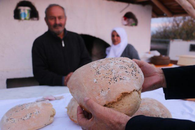 20 yıldır yaptıkları ekşi mayalı köy ekmeği gelir kapıları oldu