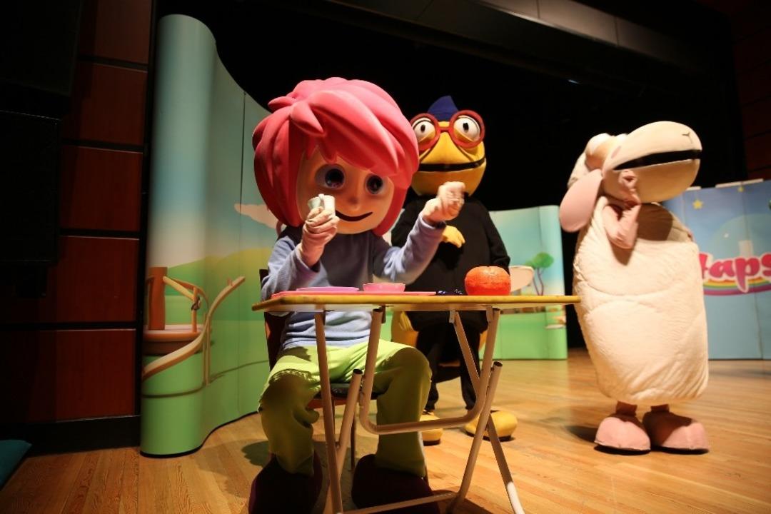 Hem yetişkinler hem &ccedil;ocuklar tiyatro ile eğlendi