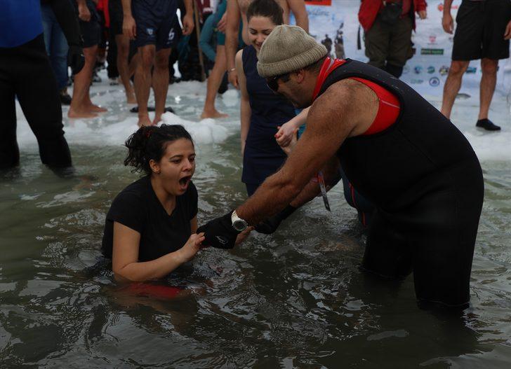 Dondurucu soğuğa aldırış etmeden buzda yüzdüler G2
