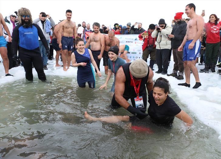 Dondurucu soğuğa aldırış etmeden buzda yüzdüler G3