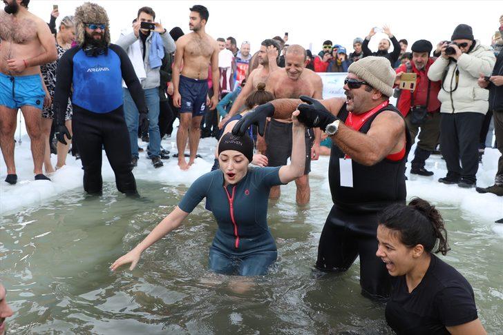 Dondurucu soğuğa aldırış etmeden buzda yüzdüler G4