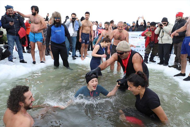 Dondurucu soğuğa aldırış etmeden buzda yüzdüler G5