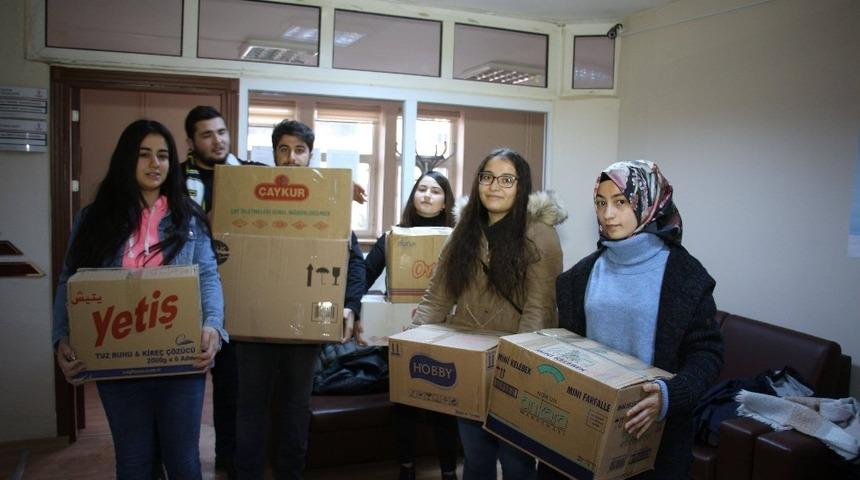 &Uuml;niversite &ouml;ğrencilerinden yabancı uyruklu sığınmacılara yardım