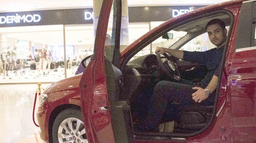 Son model otomobil talihlisi anahtarını aldı