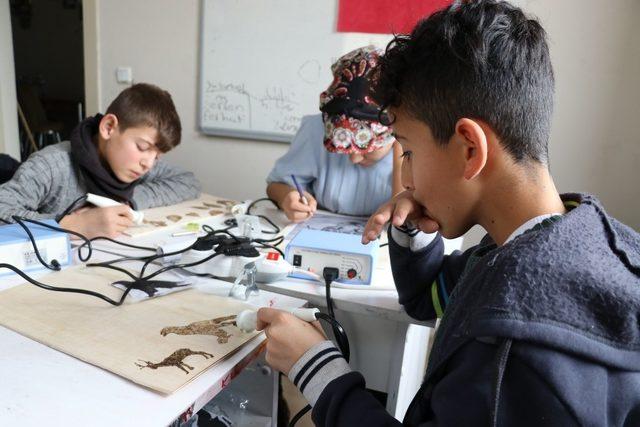 (Özel) İpekyolu Belediyesinden ’Ahşap Yakma’ kursu