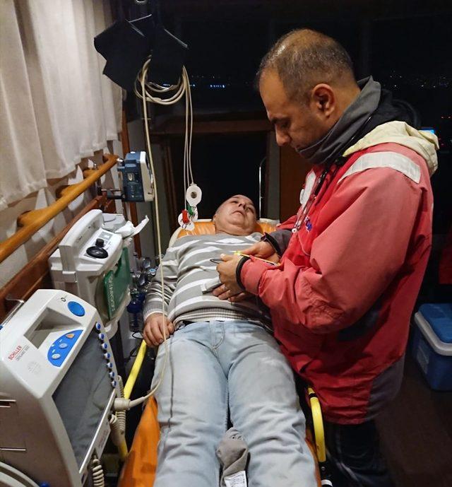 Rahatsızlanan gemi aşçısı deniz ambulansı ile karaya tahliye edildi