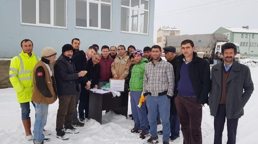 Gen&ccedil; &ccedil;ift&ccedil;iler hayvanlarını teslim aldı