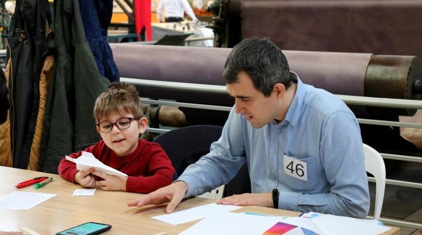 Kağıttan u&ccedil;aklar yarıştı