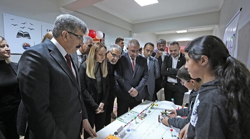 Atat&uuml;rk &Uuml;niversitesi &ouml;nc&uuml;l&uuml;ğ&uuml;nde &ccedil;ocuklar geleceği tasarlıyor