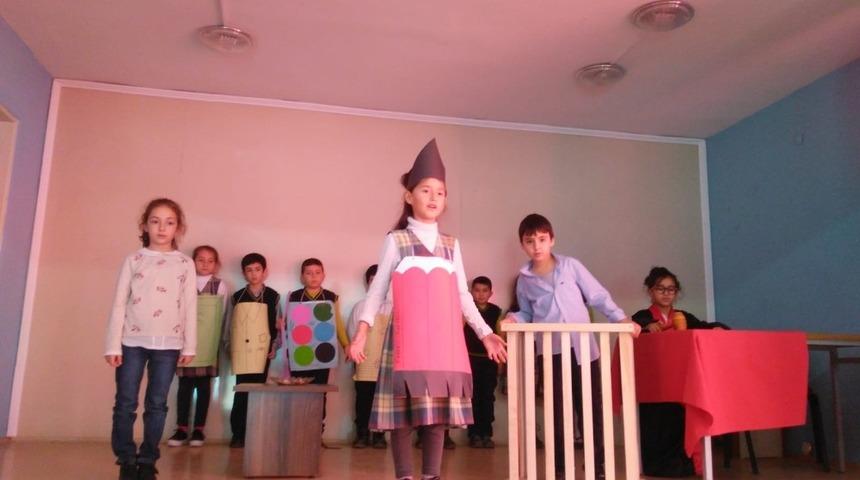 &Ouml;ğrencilerden &rsquo;&rsquo;T&uuml;ketim &ccedil;ılgınlığı&rsquo;&rsquo;na tepki i&ccedil;in tiyatro g&ouml;sterisi