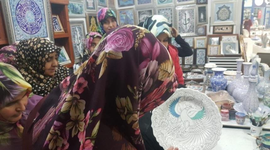 Kursiyerler ateşte a&ccedil;an &ccedil;i&ccedil;ekleri yerinde incelediler