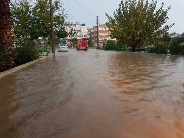 Didim'de sağanak; ev ve iş yerlerini su bastı