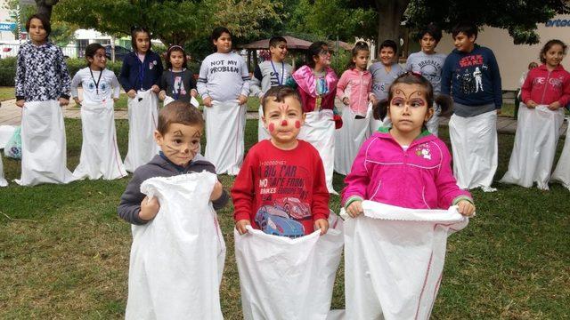 Çocuklar unutulmaya yüz tutmuş oyunları oynadı