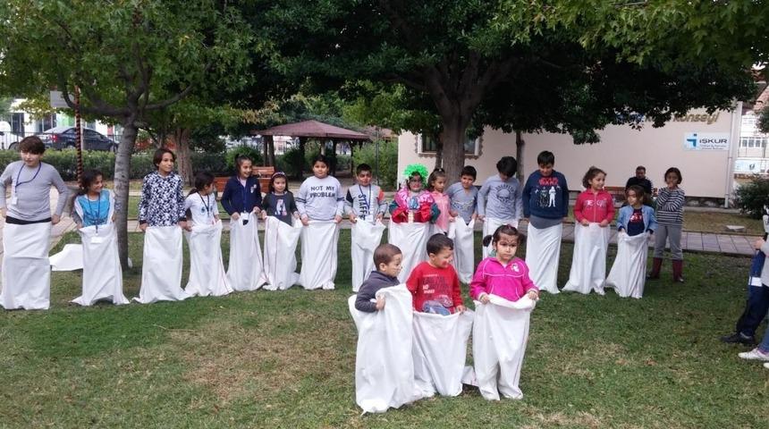 &Ccedil;ocuklar unutulmaya y&uuml;z tutmuş oyunları oynadı