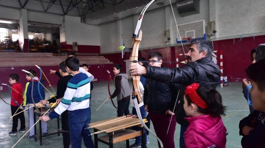 Ahlatlı gençler ata sporu okçuluğu öğreniyor
