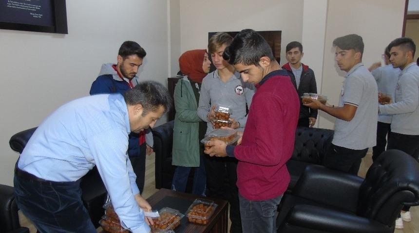 &Ouml;ğretmenlerden &ouml;ğrencilere lokma tatlısı ikramı