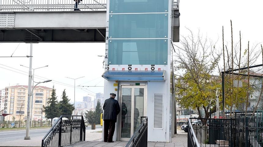 Üstgeçitlerde engelliler için asansörler yapılıyor